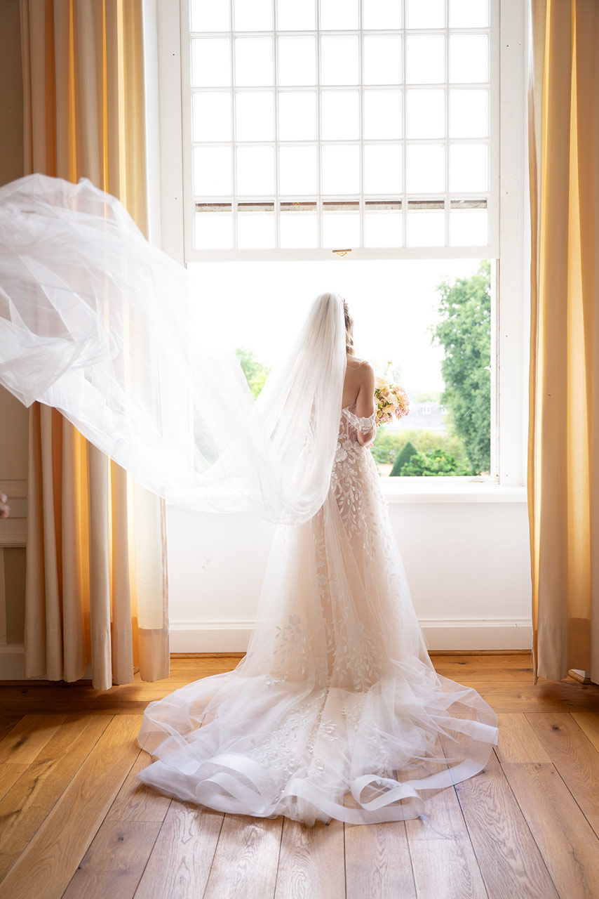 Beispielfoto aus dem Portfolio - Braut am Fenster in Weeze